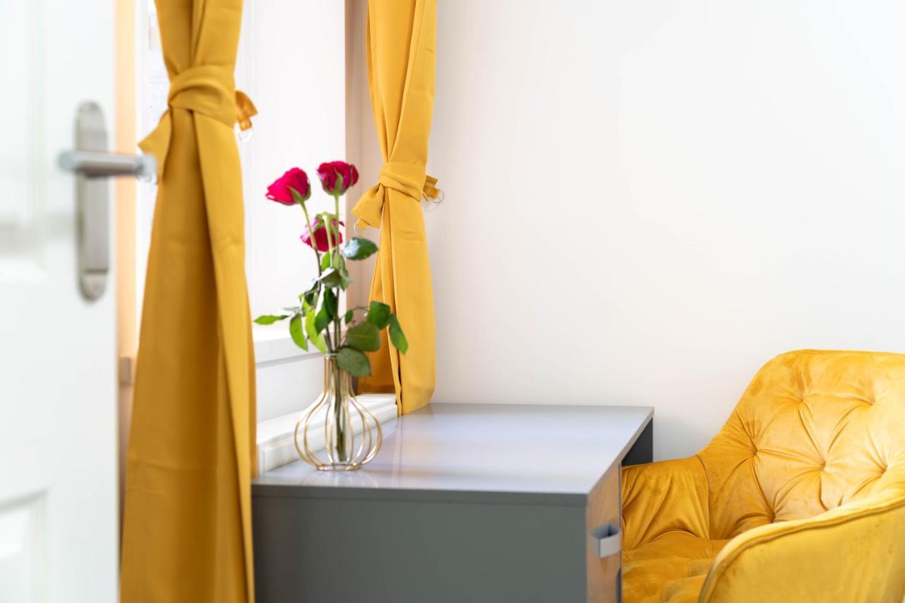 Open Mind Property - 6 Luxury Bedrooms With Free Parking Portsmouth Kültér fotó