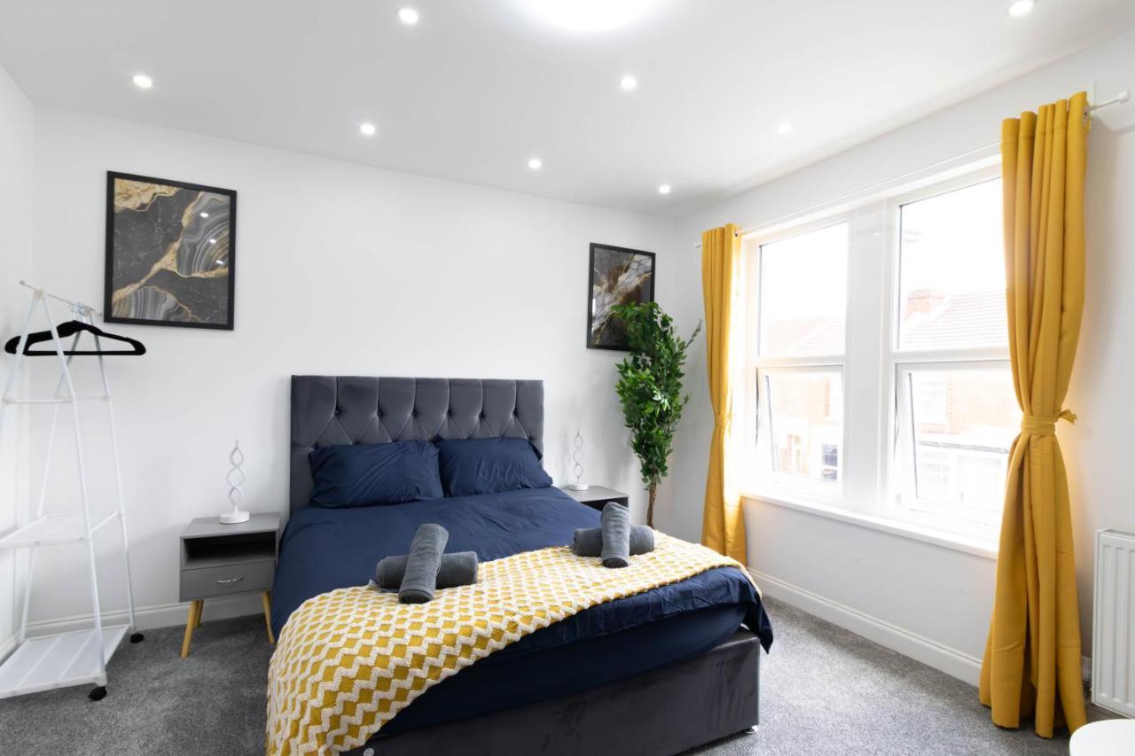 Open Mind Property - 6 Luxury Bedrooms With Free Parking Portsmouth Kültér fotó