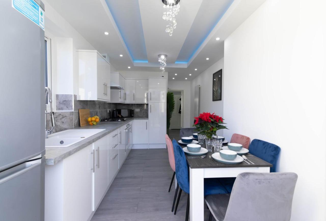 Open Mind Property - 6 Luxury Bedrooms With Free Parking Portsmouth Kültér fotó
