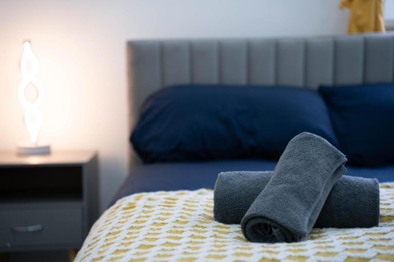 Open Mind Property - 6 Luxury Bedrooms With Free Parking Portsmouth Kültér fotó